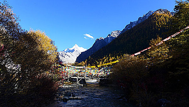 夏诺多吉雪山