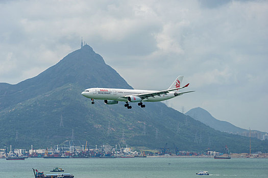 一架港龙航空的客机在降落在香港国际机场