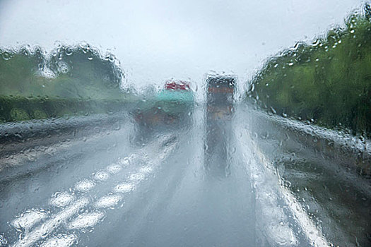 重庆至长沙在雨中g85高速公路