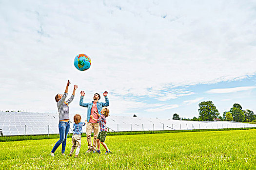 年轻家庭,玩,充气,球,地点,靠近,太阳能,农场