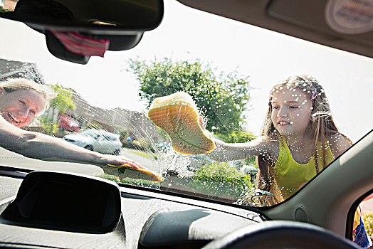 母女,洗,汽车,挡风玻璃
