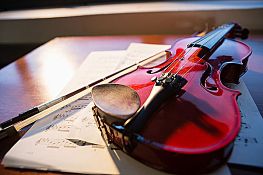特写,小提琴,乐谱,桌上,教室