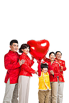 棚拍中国新年快乐的唐装家庭拿着红色桃心气球