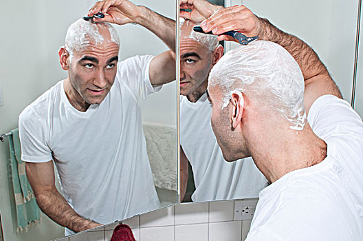 年轻,秃头,男人,剃,头部,浴室镜