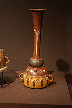秘鲁印加博物馆藏印加帝国陶多彩长颈瓶