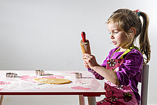 女孩,3岁,烘制,圣诞曲奇,擀,面团,桌子
