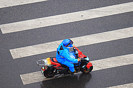 雨中行人