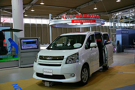 丰田汽车会馆里丰田汽车公司展示的新型丰田汽车