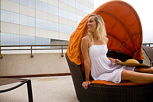 女青年,放松,休闲椅,橙色,篷子,屋顶,平台