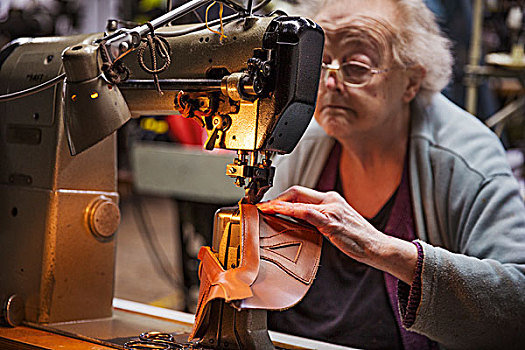 老女人,坐,缝纫机,工作间