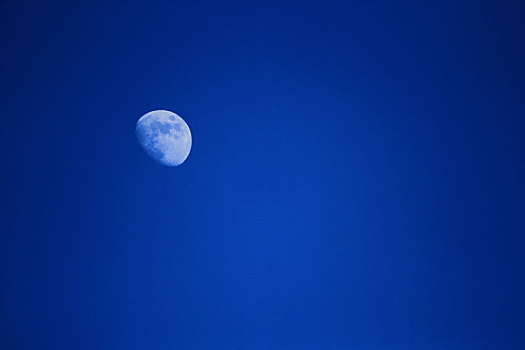 蓝天上的半圆月