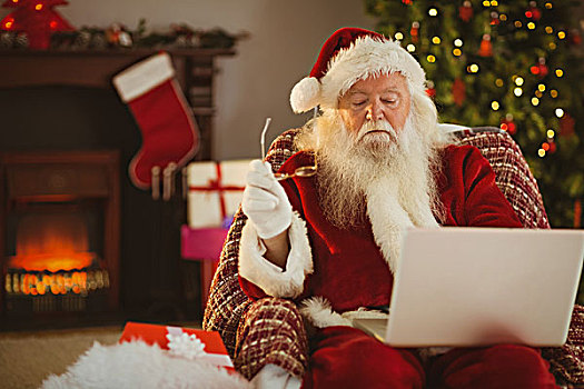 圣诞老人,使用笔记本,扶手椅