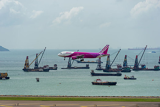 一架日本乐桃航空的民航客机正降落在香港国际机场