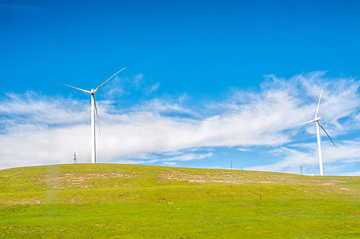 草原上的风力发电设备