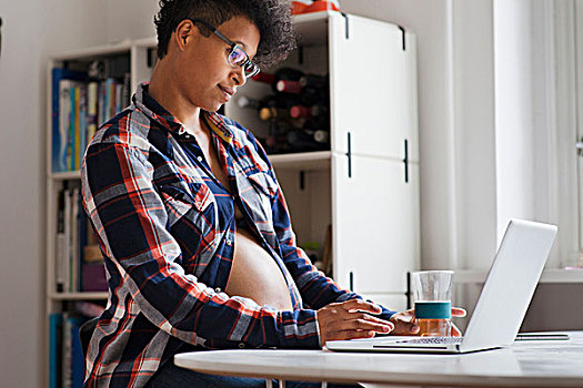 怀孕,女人,笔记本电脑,厨房