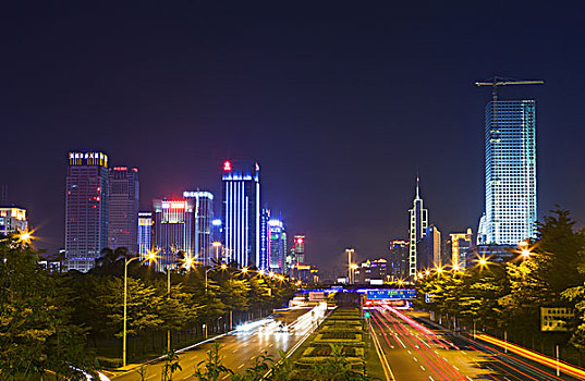夜色中的深圳大道及现代建筑群