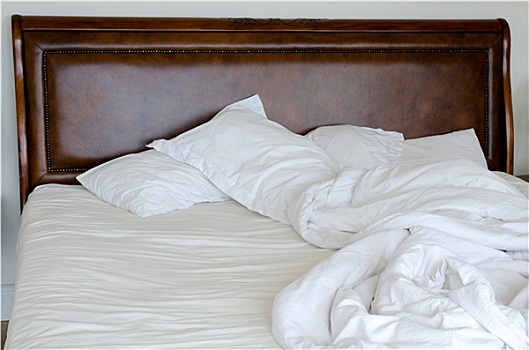 双人床,未整理,凌乱