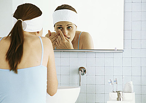 女人,站立,正面,浴室镜,插入,隐形眼镜