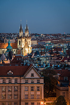 捷克布拉格老城建筑与伏尔塔瓦河黄昏夜景