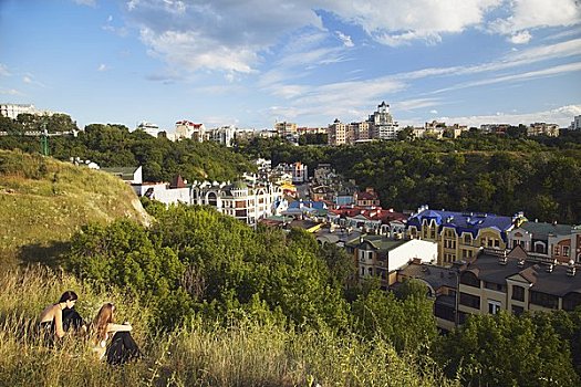 女人,坐,山坡,远眺,彩色,新,房子,基辅,乌克兰