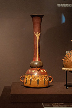 秘鲁印加博物馆藏印加帝国陶多彩长颈瓶