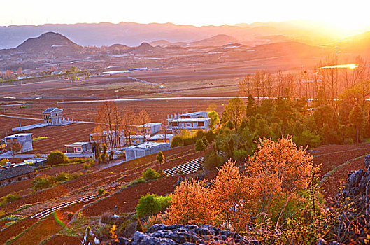 夕阳下的乡村美景,夕阳,乡村,美景,村庄,田园,山脉,树木,民居,壮观,陶泽祥摄