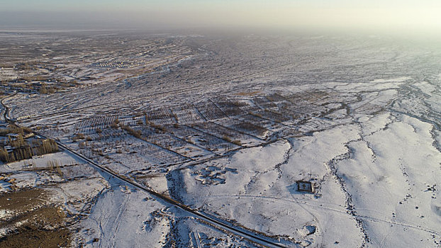 新疆哈密,雪落天山戈壁路