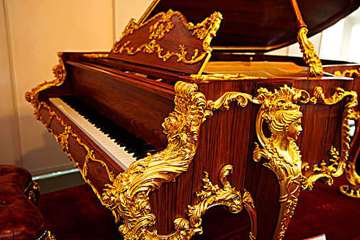 欧洲古典雕刻金色的钢琴