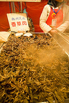 北京东华门小吃街上的特色小吃-香草肉