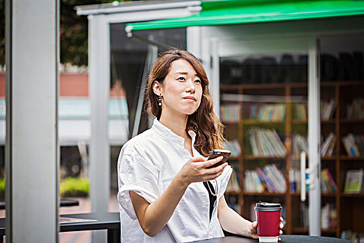 女人,棕发,穿,白衬衫,站立,户外,拿着,手机,纸杯