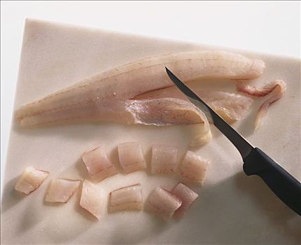 梭鲈鱼肉片,刀