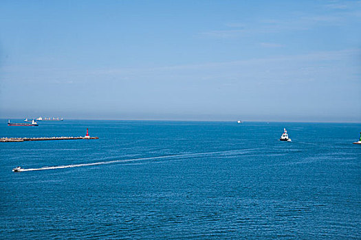 台湾高雄市高雄港港口海面上来往穿梭的海船