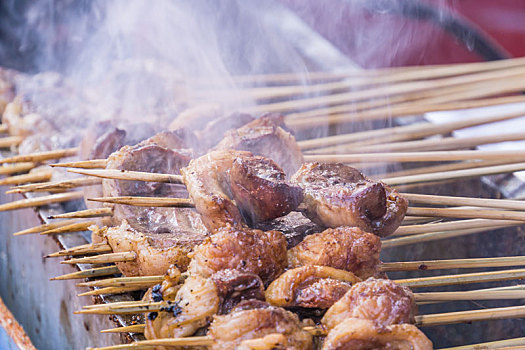 中国小吃烤羊腰子串特写