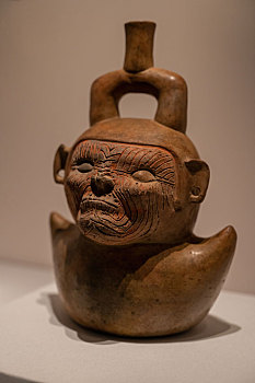秘鲁中央银行博物馆库比斯尼克人像马镫口陶瓶