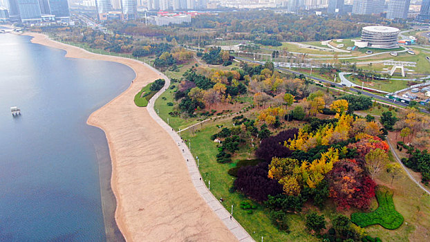 山东省日照市,乌云密布笼罩整座城市,冷空气即将侵袭,气象部门提醒市民主要添衣保暖