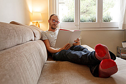 男人,放松,沙发,读,书本
