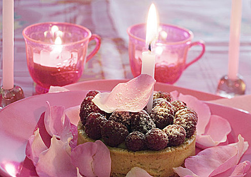 树莓馅饼,盘子,装饰,玫瑰花瓣,围绕,蜡烛