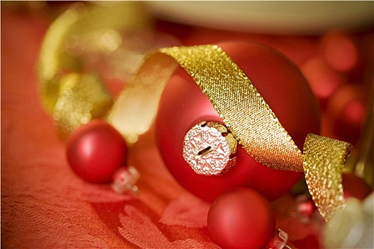 红色,圣诞饰品,金色,丝带,桌饰