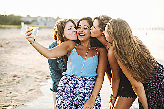 女人,海滩,智能手机,拿,微笑,吻,朋友,脸颊