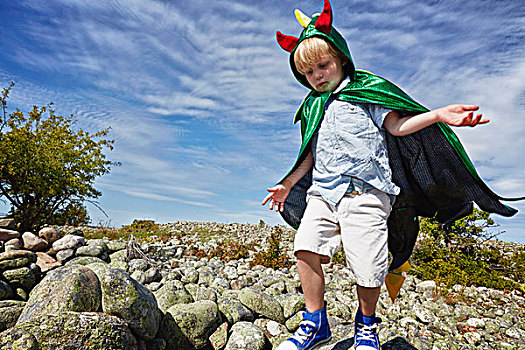 男孩,穿,绿色,斗篷,走,鹅卵石,瑞典