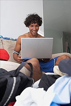 男青年,笔记本电脑,微笑