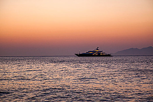 希腊圣托里尼贝里萨海滩外停靠的游船