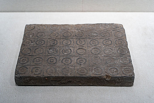四川德阳博物馆藏汉代圆形方孔钱纹花边砖