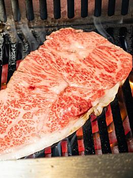 日式烤肉店烤盤(pán)上的烤肉