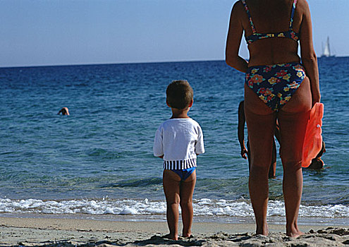母亲,儿子,站立,海滩,看,海洋,后视图