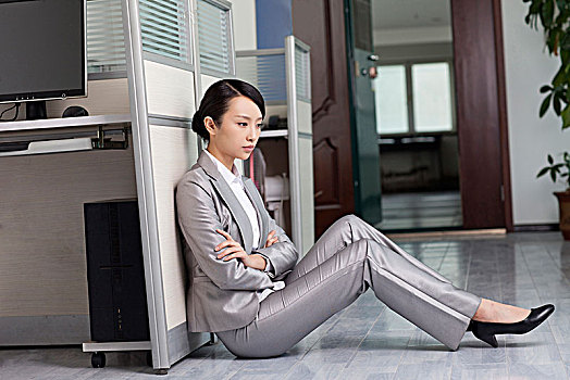 商务女性坐在办公室的地上