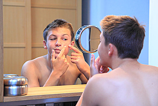 法国,男孩,浴室,张望,镜子