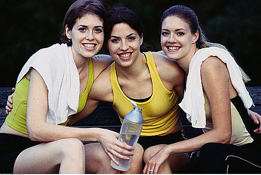 肖像,三个女人,年轻,运动装,坐,户外