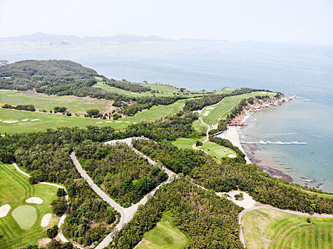 航拍辽宁大连滨海国家地质公园金石滩园区东部景区,金石滩国家旅游度假区内,金石高尔夫俱乐部的高尔夫球场草坪