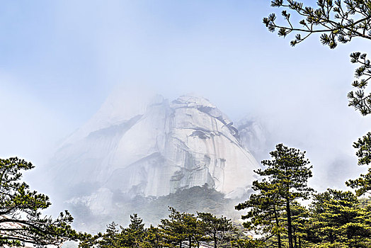 雾锁天柱山